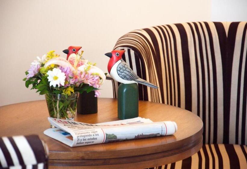 اتاق اجرایی با تخت بزرگ, De La Trinidad