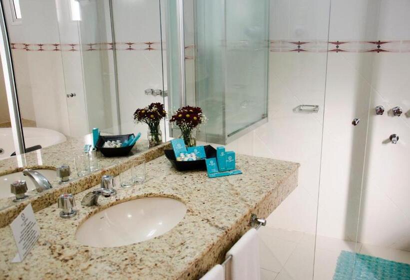 اتاق اجرایی با تخت بزرگ, De La Trinidad