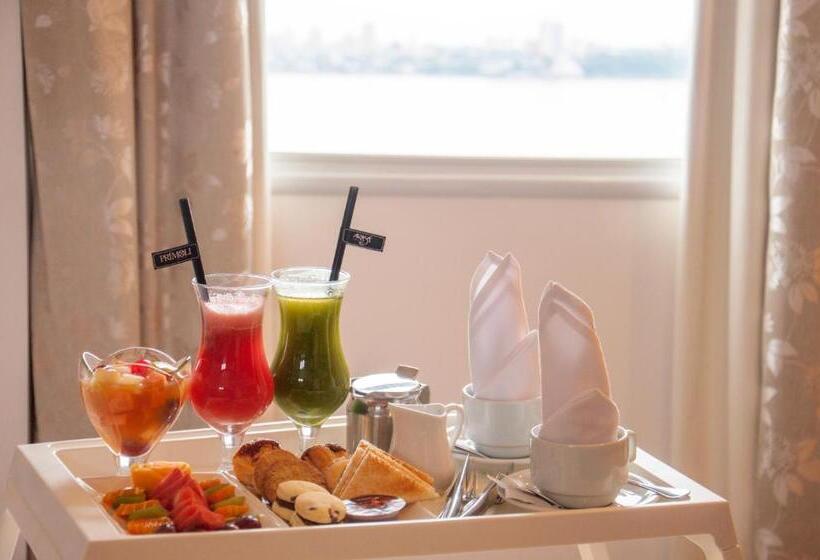 اتاق اجرایی با تخت بزرگ, De La Trinidad