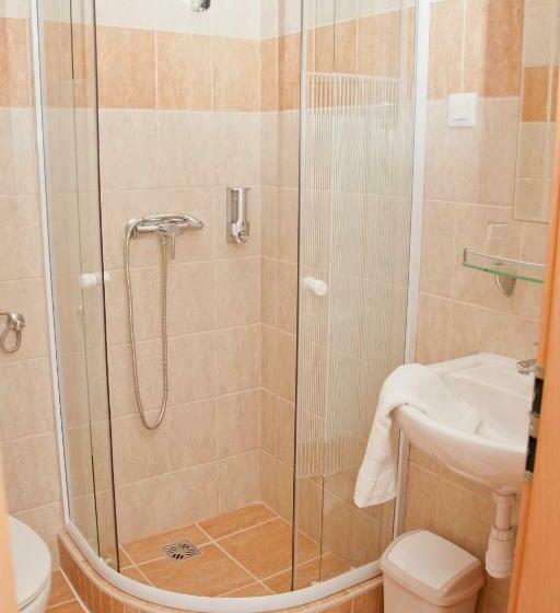 标准三人间, Esprit