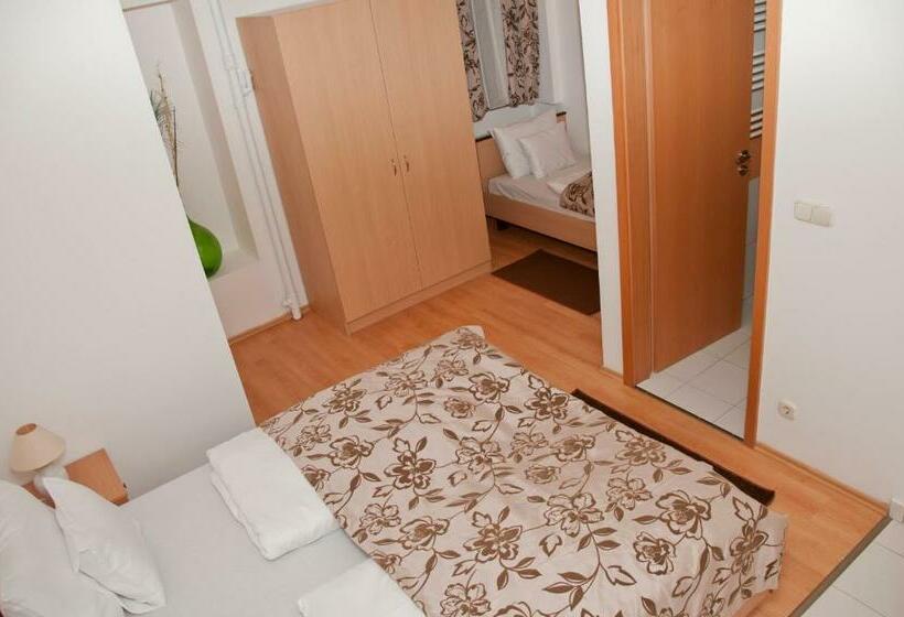 标准三人间, Esprit