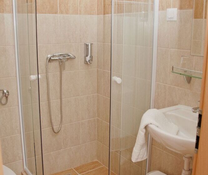 标准三人间, Esprit