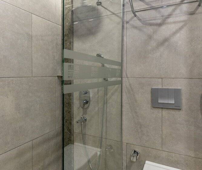 اتاق استاندارد, Lara Park