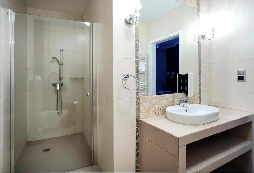 חדר סטנדרט לשלושה, Madelaine