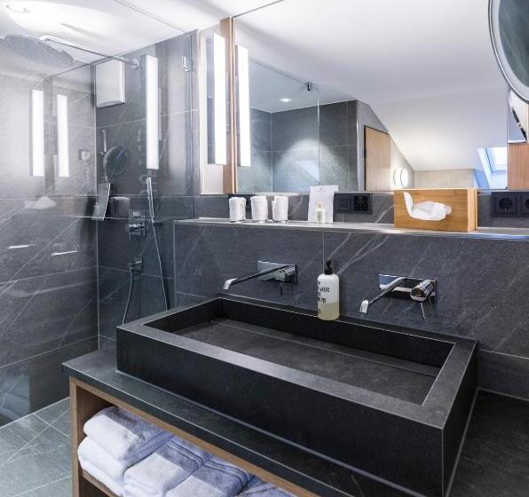 سوئیت با بالکن, Staudacherhof History & Lifestyle