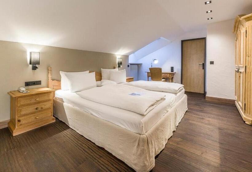 سوئیت با بالکن, Staudacherhof History & Lifestyle