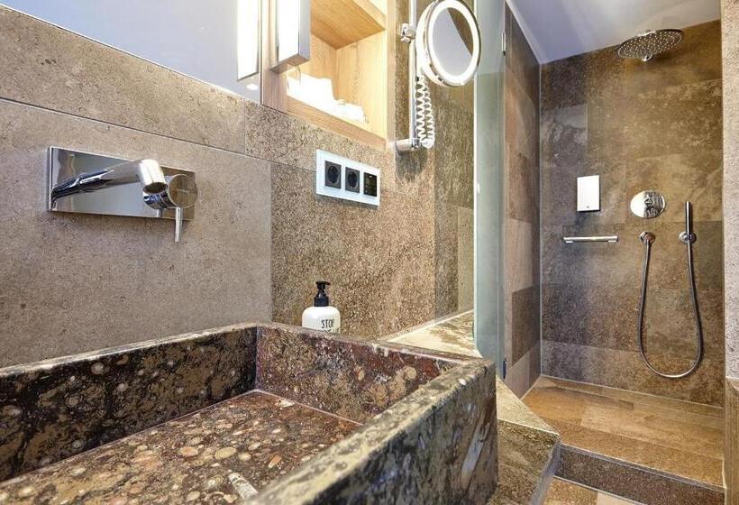 سوییت با چشم‌انداز کوه, Staudacherhof History & Lifestyle