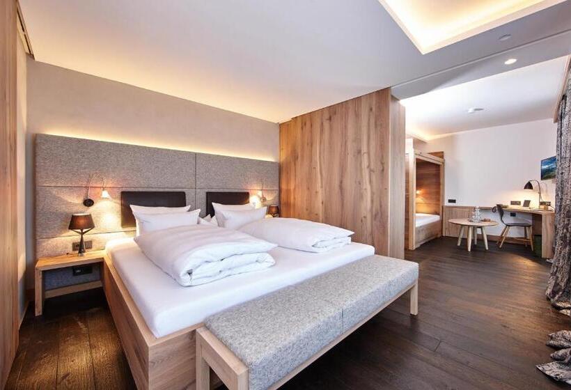 سوییت با چشم‌انداز کوه, Staudacherhof History & Lifestyle