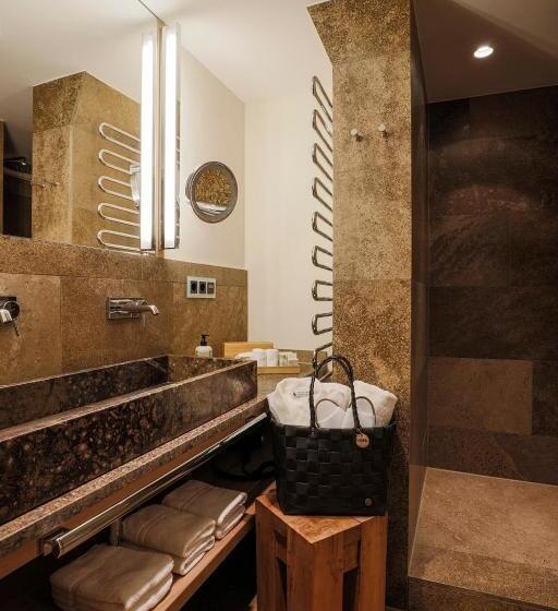 اتاق سوپریور, Staudacherhof History & Lifestyle