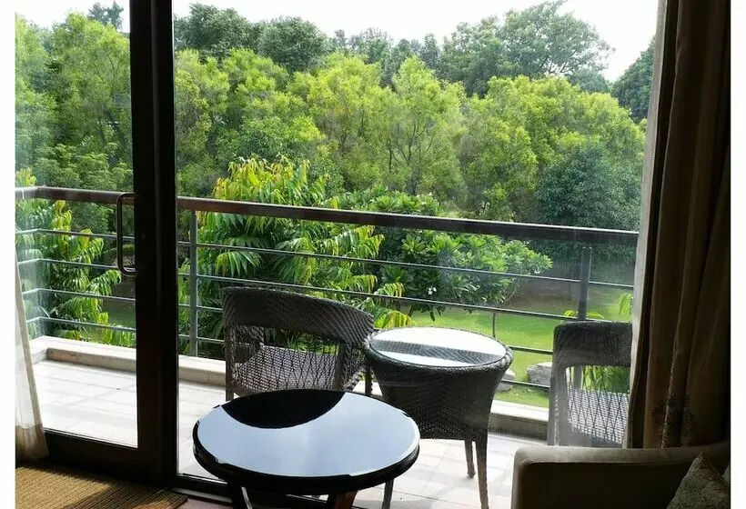 Superior-Zimmer, Taj Damdama Lake Resort & Spa, Gurugram