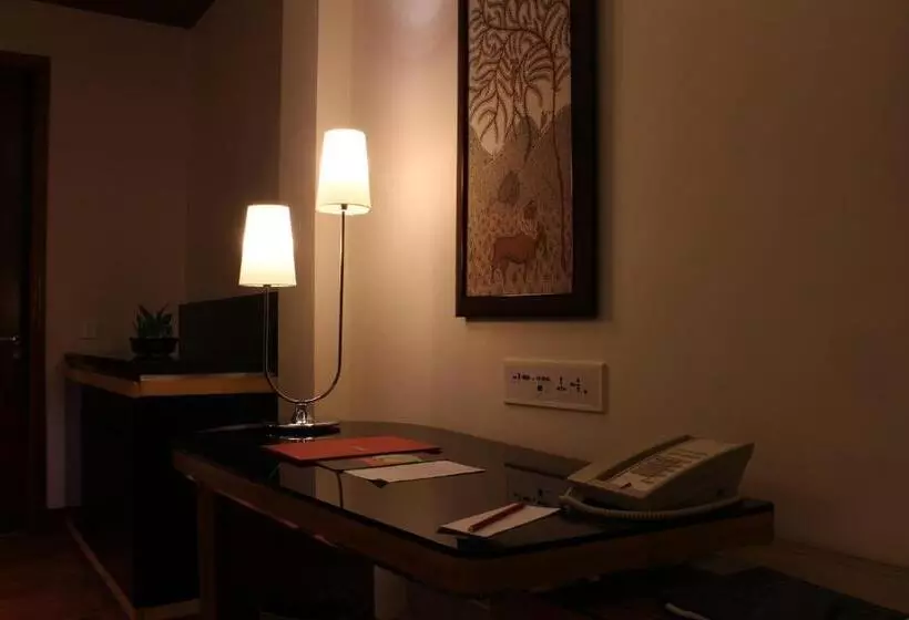 Superior Zimmer Kingsize Bett, Taj Damdama Lake Resort & Spa, Gurugram