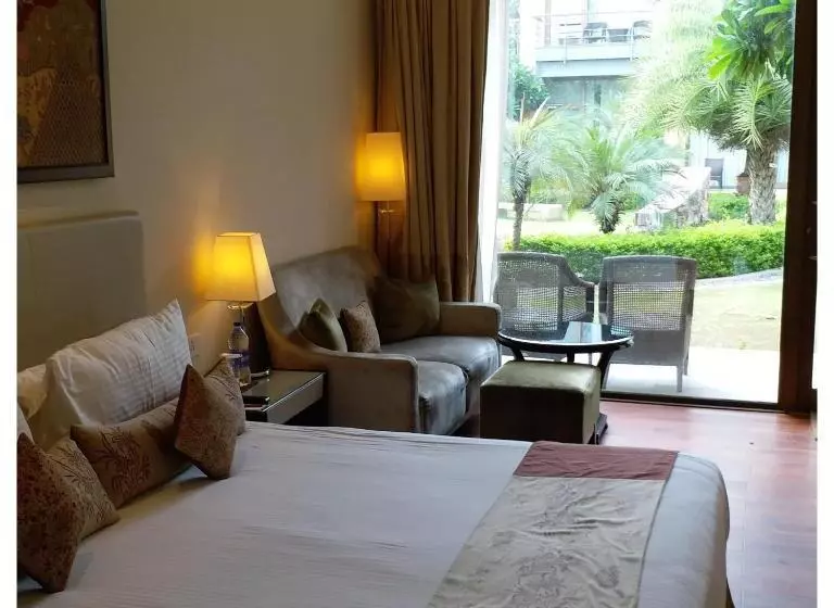 Superior Zimmer Kingsize Bett, Taj Damdama Lake Resort & Spa, Gurugram