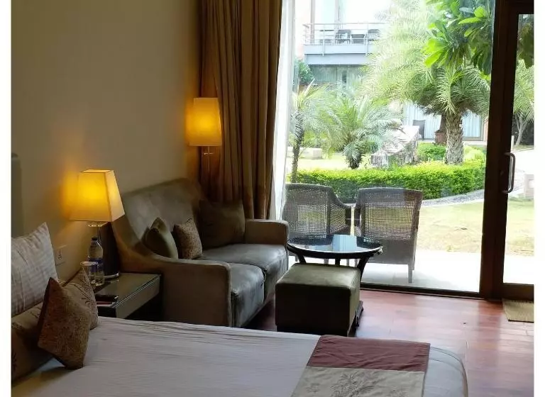 Superior Zimmer Kingsize Bett, Taj Damdama Lake Resort & Spa, Gurugram