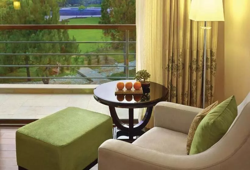 Superior Zimmer Kingsize Bett, Taj Damdama Lake Resort & Spa, Gurugram