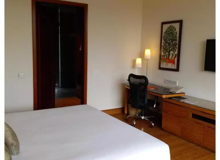 Superior Zimmer Kingsize Bett, Taj Damdama Lake Resort & Spa, Gurugram