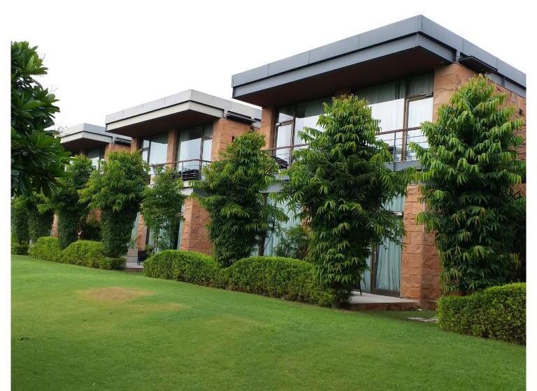 Номер Superior Кровать Кинг, Taj Damdama Lake Resort & Spa, Gurugram
