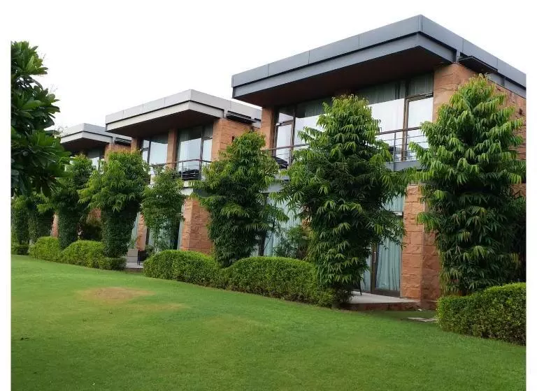 Superior Zimmer Kingsize Bett, Taj Damdama Lake Resort & Spa, Gurugram