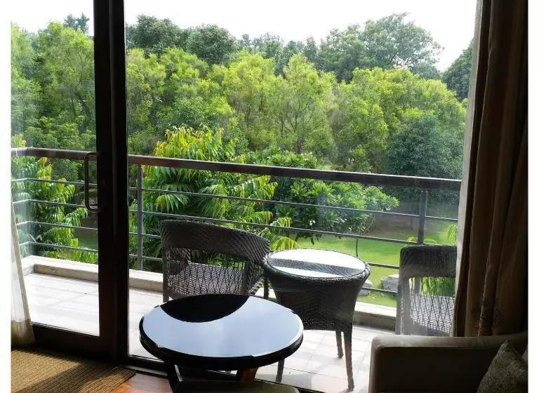 Superior Zimmer Kingsize Bett, Taj Damdama Lake Resort & Spa, Gurugram