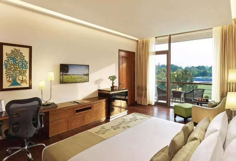 Superior Zimmer Kingsize Bett, Taj Damdama Lake Resort & Spa, Gurugram