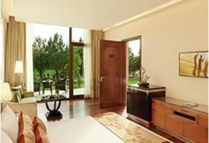 Superior-Zimmer, Taj Damdama Lake Resort & Spa, Gurugram