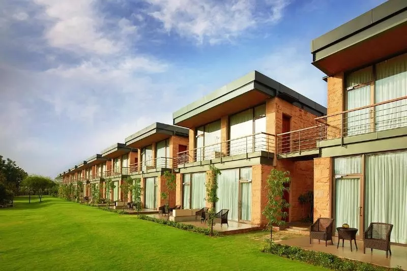 Suite Kingsize Bett, Taj Damdama Lake Resort & Spa, Gurugram