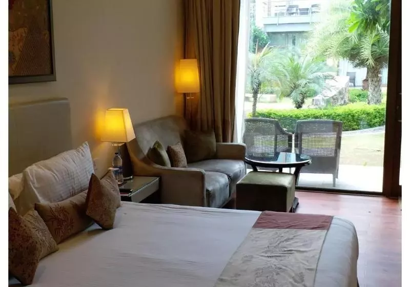 Superior Zimmer Kingsize Bett, Taj Damdama Lake Resort & Spa, Gurugram