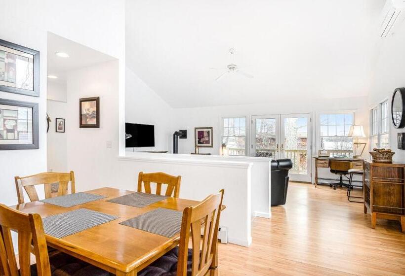 شقة غرفتين, Treehouse