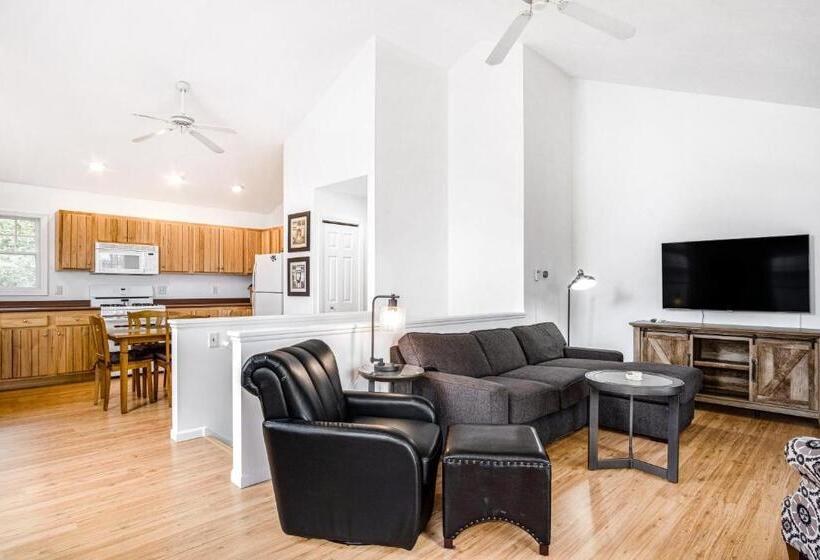 شقة غرفتين, Treehouse