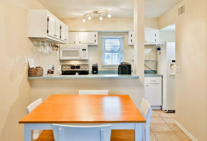 شقة غرفتين, Dockside Destiny