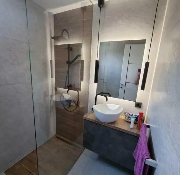 ویلای یک اتاق خوابه با استخر شنا, Apartments B&m