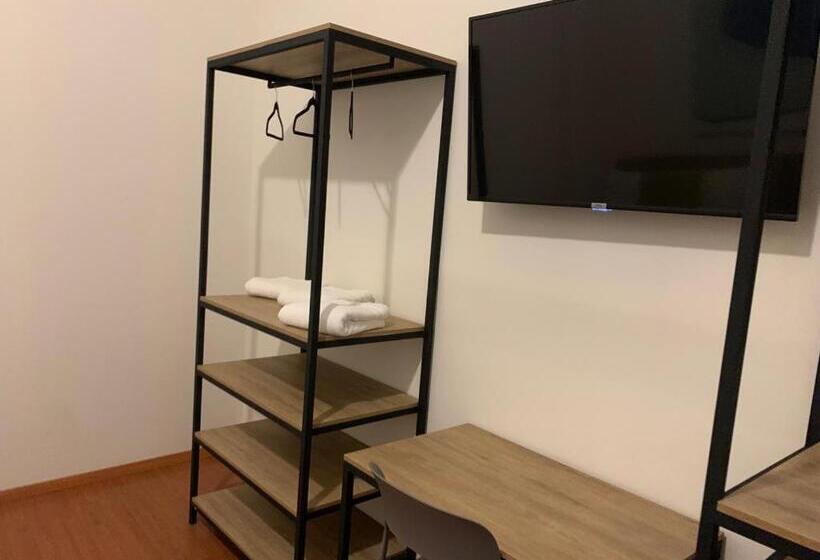 エコノミー４人部屋, Hostal 170