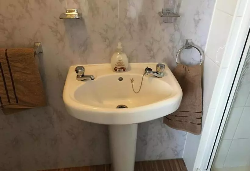 Standard Yhden Hengen Huone, Camelot House