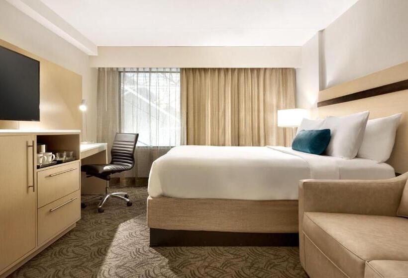 장애인을 위한 퀸사이즈 스탠다드 룸, Holiday Inn Bloomington Normal, An Ihg