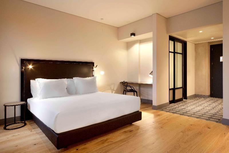 جناح جونيور, NH Collection Torino Piazza Carlina