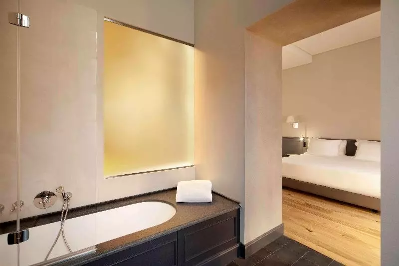 مجموعه ویستا شهر, NH Collection Torino Piazza Carlina