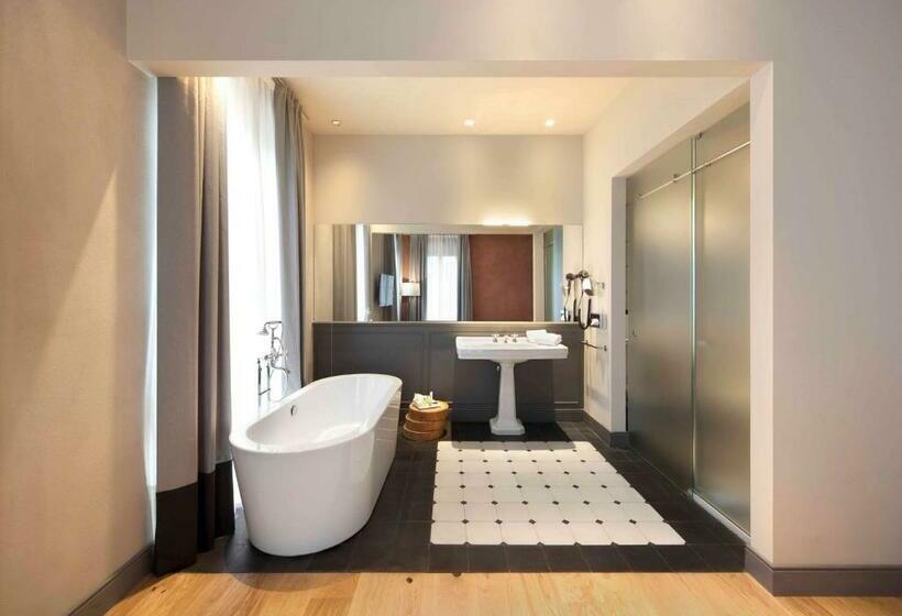 جناح جونيور, NH Collection Torino Piazza Carlina