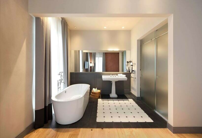 جناح جونيور, NH Collection Torino Piazza Carlina