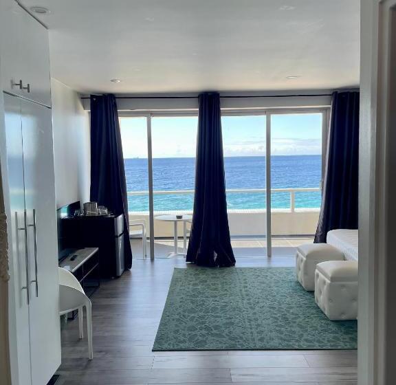 اتاق لوکس با تخت بزرگ, Saint Tropez Boutique