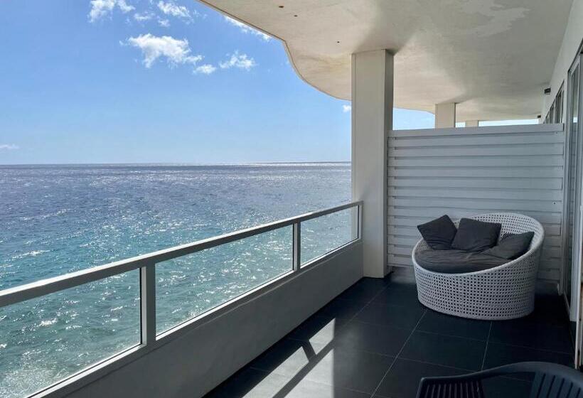 سوییت جونیور با چشم‌انداز دریا, Saint Tropez Boutique