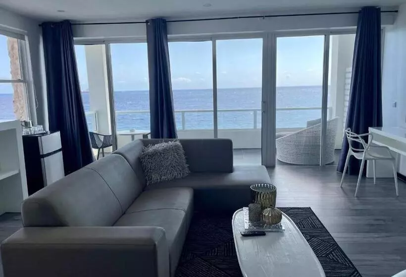 سوییت جونیور با چشمانداز دریا, Saint Tropez Boutique