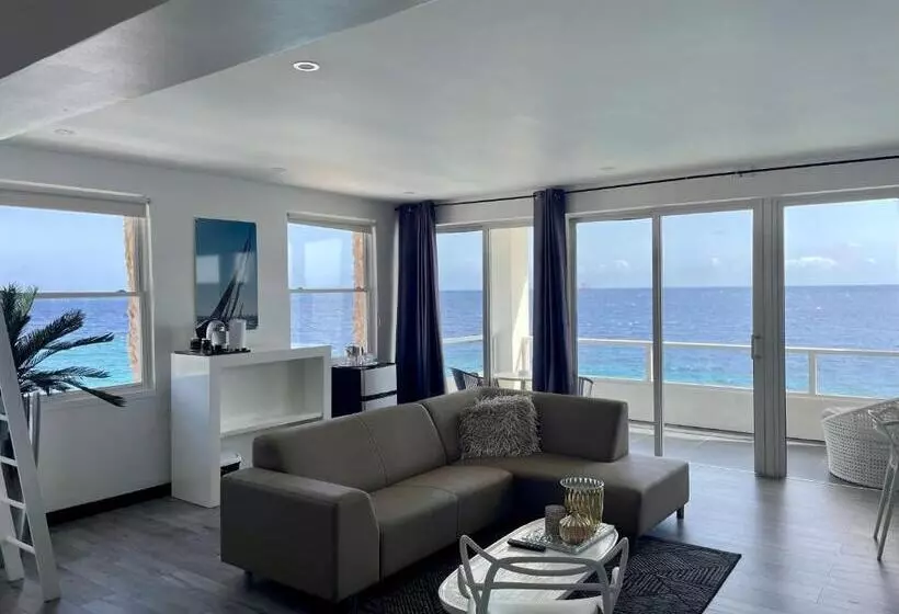 سوییت جونیور با چشمانداز دریا, Saint Tropez Boutique