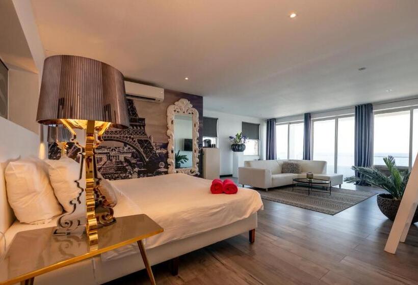 سوییت جونیور با چشم‌انداز دریا, Saint Tropez Boutique