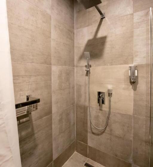 اتاق اجرایی, Saint Tropez Boutique