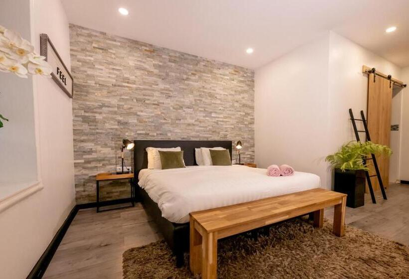 اتاق اجرایی, Saint Tropez Boutique