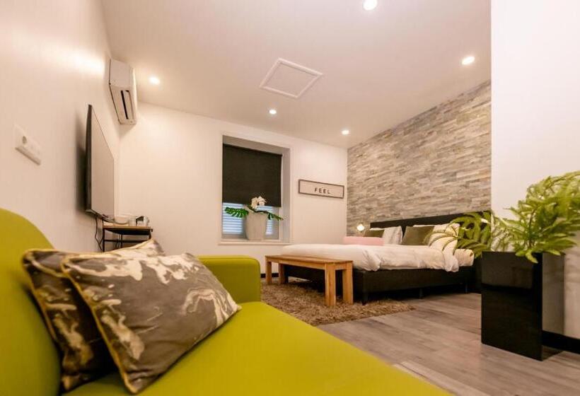 اتاق اجرایی, Saint Tropez Boutique