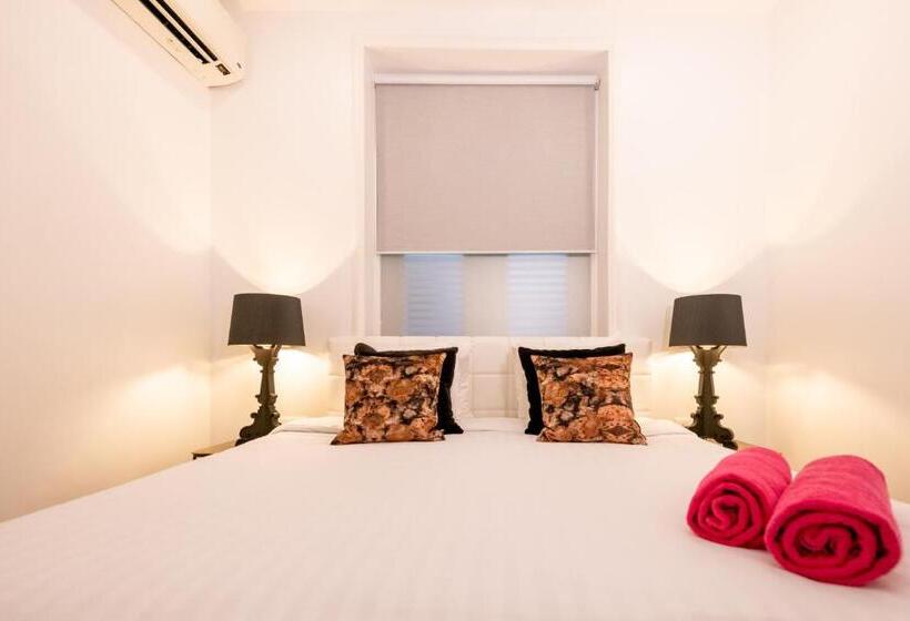 اتاق اجرایی, Saint Tropez Boutique