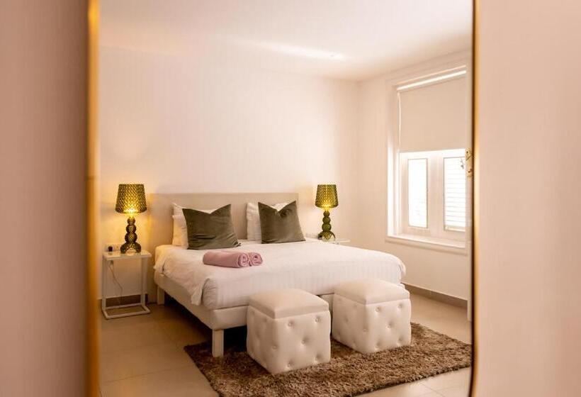 اتاق اجرایی, Saint Tropez Boutique