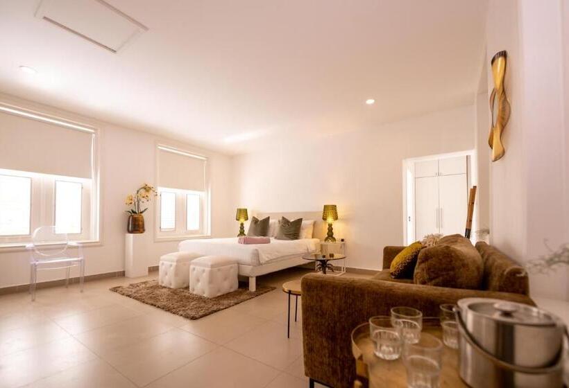 اتاق اجرایی, Saint Tropez Boutique