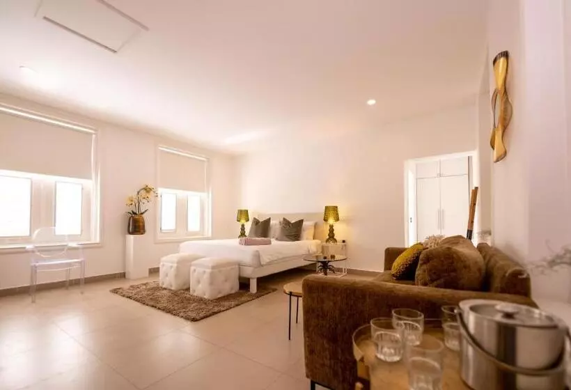 اتاق اجرایی, Saint Tropez Boutique