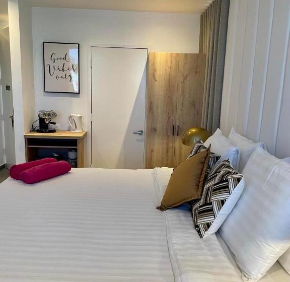 اتاق اجرایی, Saint Tropez Boutique